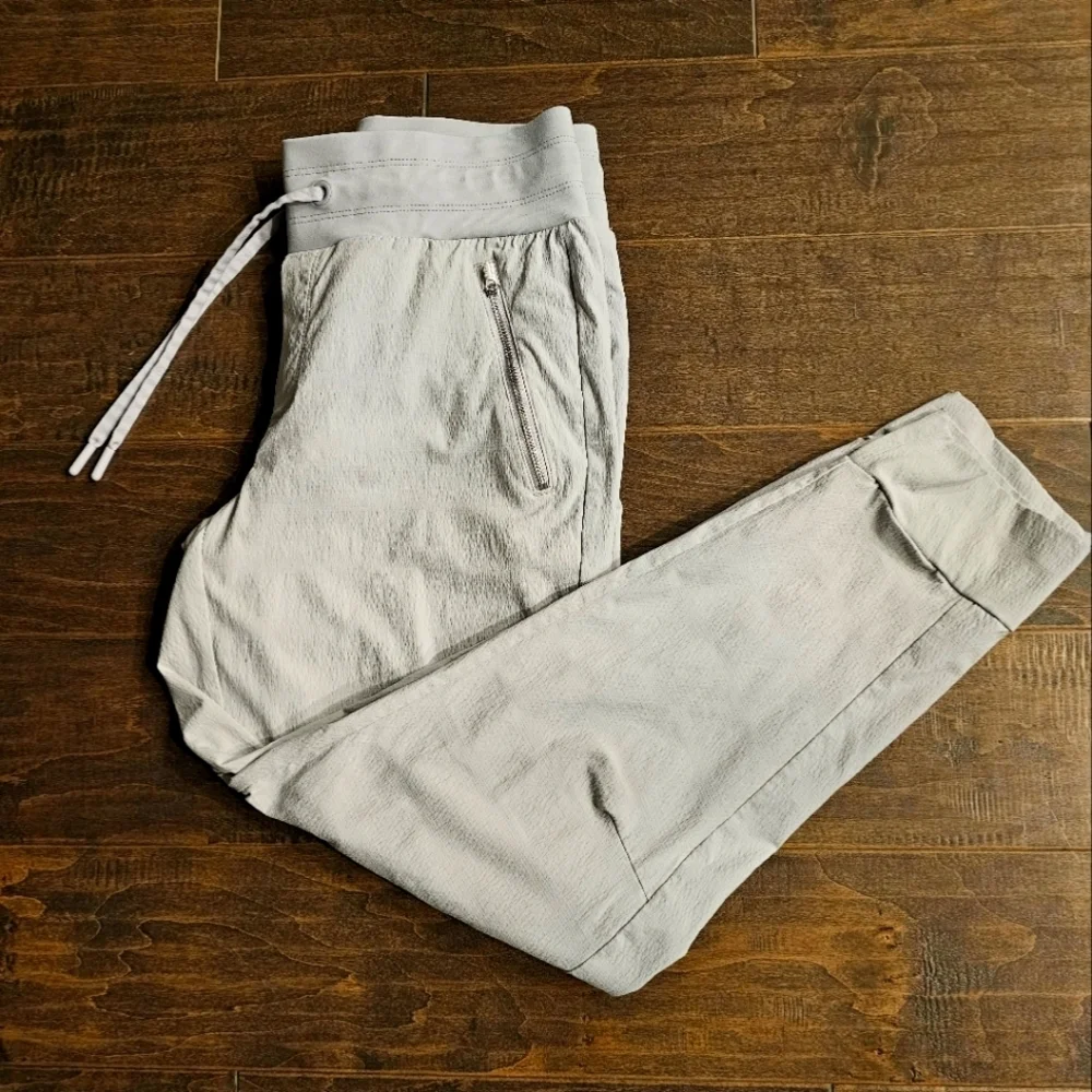 Athleta Women's Light Gray/Silver Waived Pattern Joggers sz 8 (NWOT)